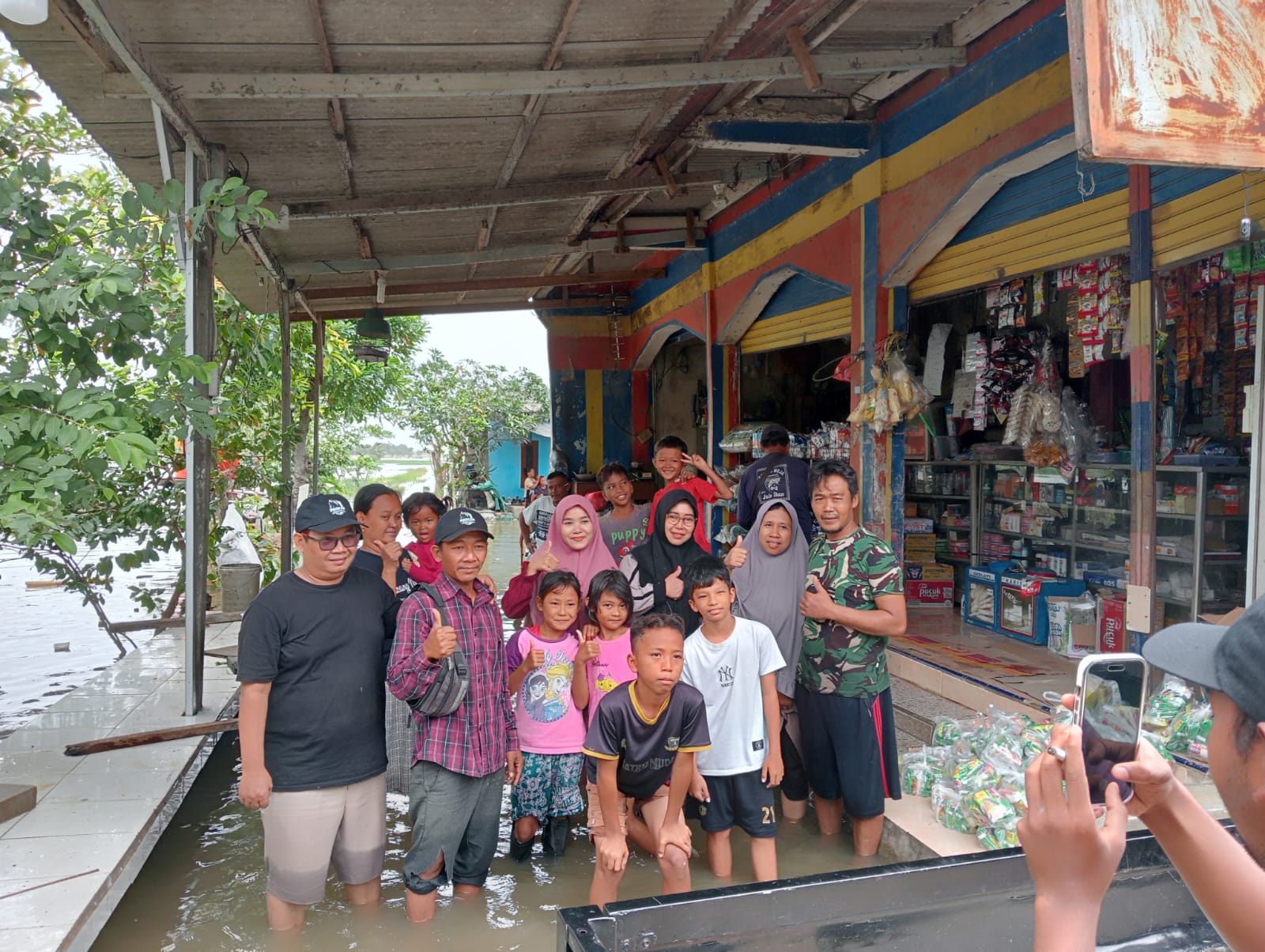 "Peduli Sesama: Kolaborasi Pemdes Sukatenang dan Pemuda Karang Taruna Bantu Korban Banjir RT 003"